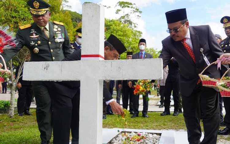 Peringati Hari Pahlawan: Upacara Ziarah Dan Tabur Bunga Digelar Di ...