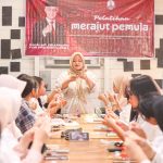 PELATIHAN : Para sukarelawan Ganjar Pranowo bernama Srikandi Ganjar dengan menggelar Pelatihan Merajut untuk Pemula di Classic Coffee Kabupaten Kapuas, Kalimantan Tengah, Sabtu (28/10/2023).