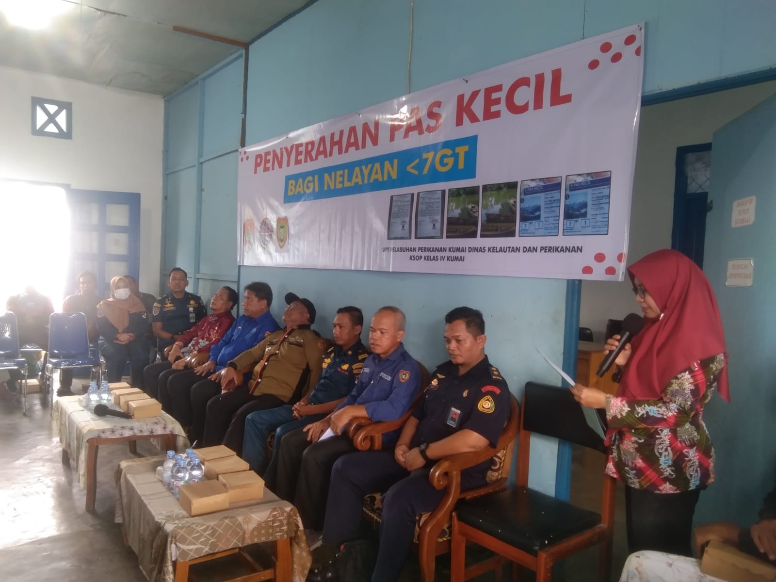 Penyerahan Dokumen Pas Kecil Bagi Kapal Nelayan Dengan Ukuran < 7 GT di Kabupaten Kotawaringin Barat (FOTO: MMC KALTENG)