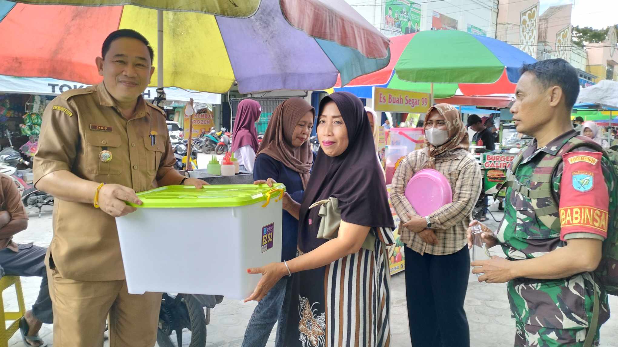 PENYERAHAN HADIAH : Lurah Palangka, Dawit saat menyerahkan salah satu hadiah bagi pedagang pasar Wadai di Pasar Kahayan, Senin (25/3/2024).FOTO/AWAN/ZONAKOTA